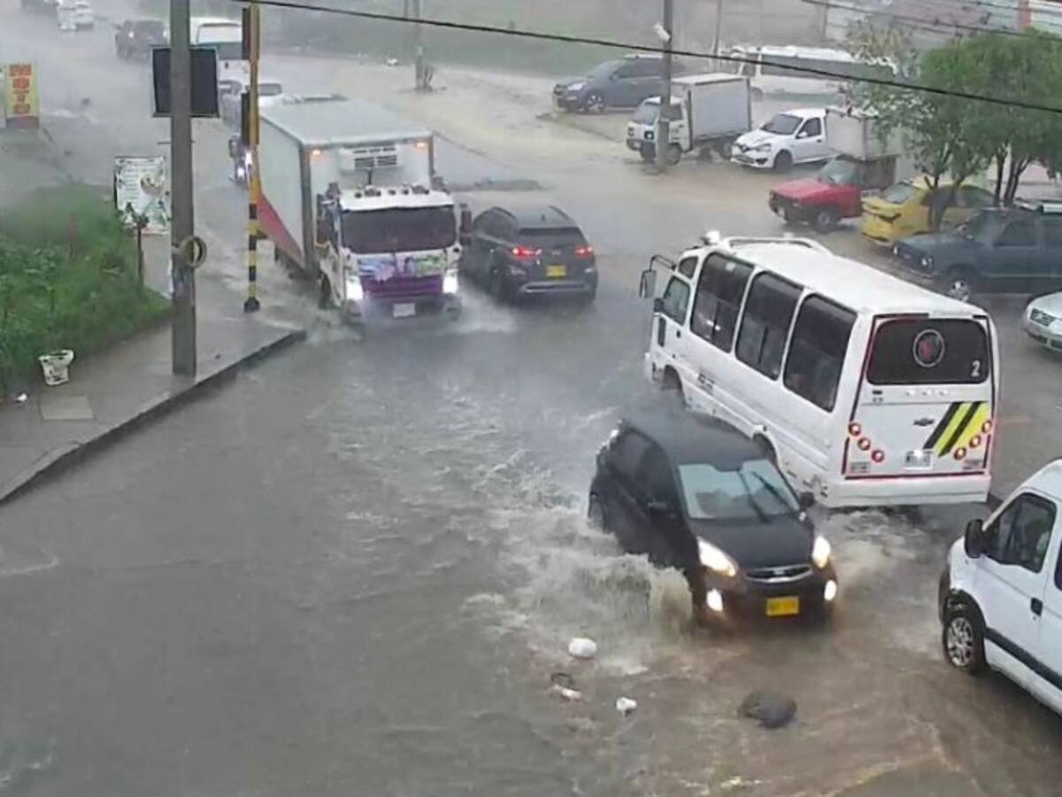 Alerta por lluvias en Bogotá: Encharcamientos afectan la movilidad en varias vías