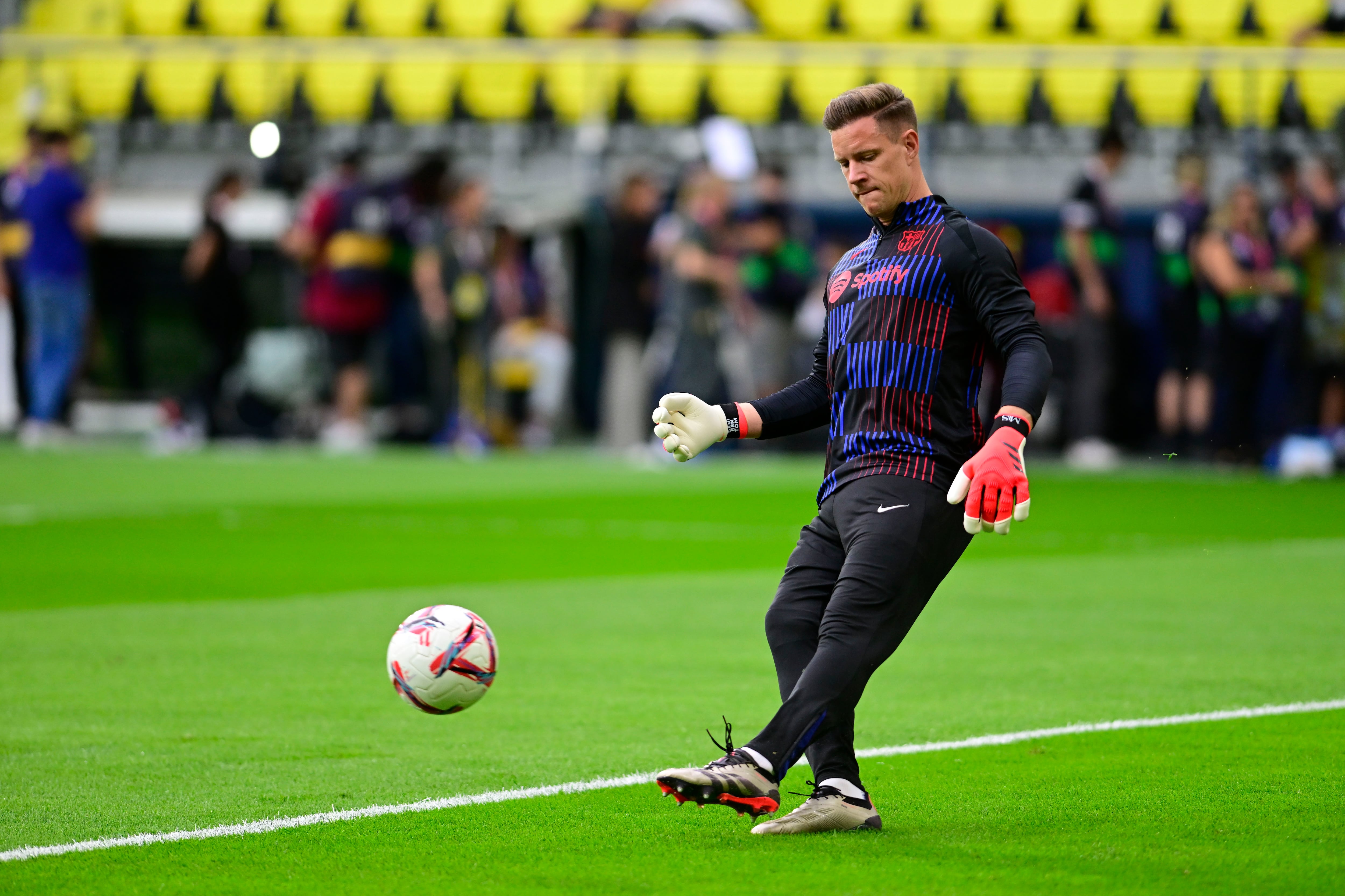 Ter Stegen en el calentamiento frente Villareal - EFE/ Andreu Esteban