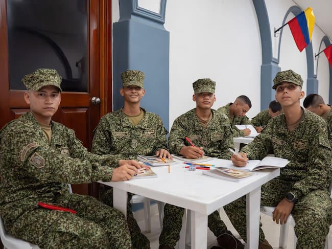 Infantes de marina emprenden su camino hacia el bachillerato en Cartagena