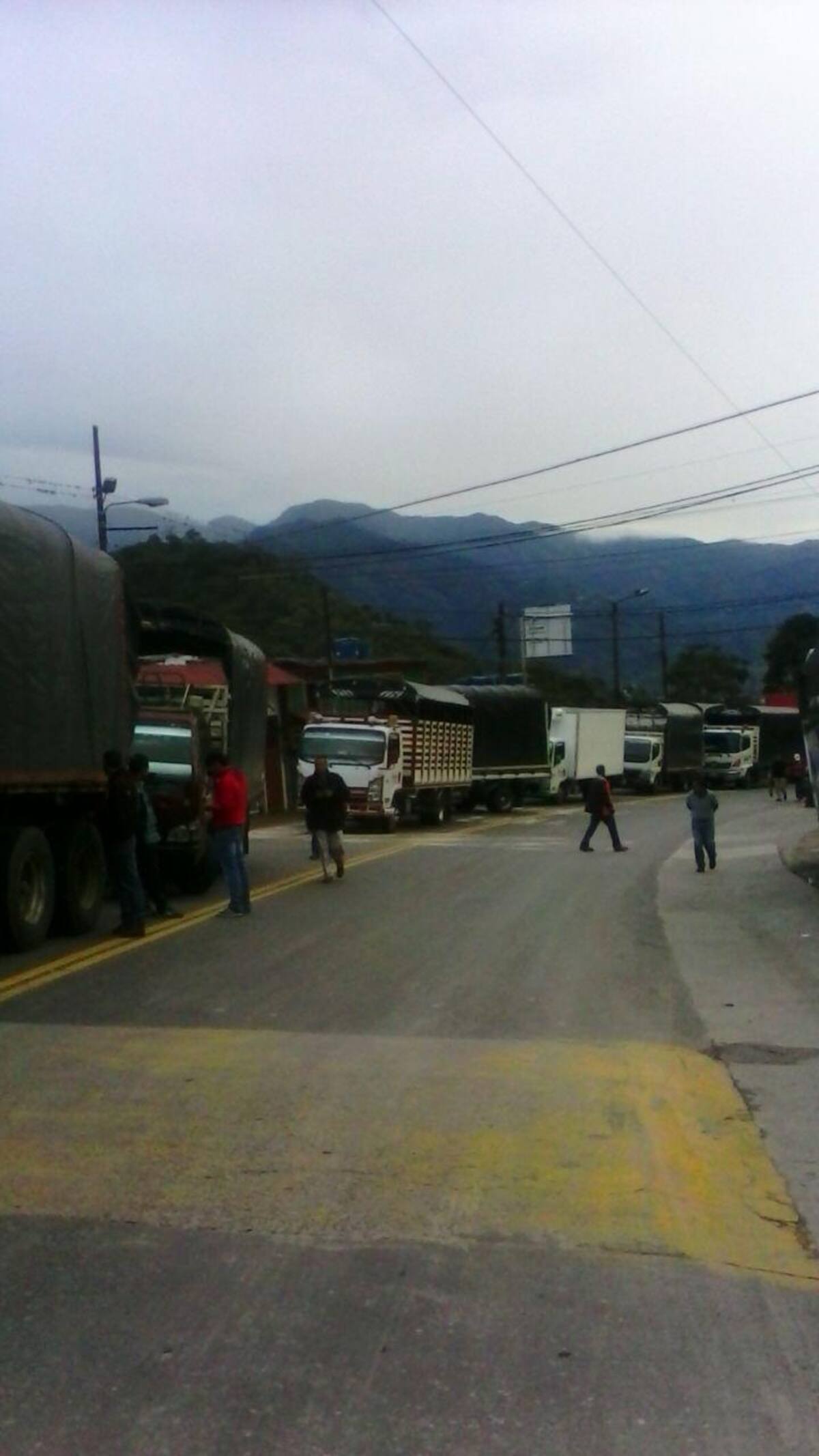 La carretera fue cerrada desde antes de la media noche del lunes, por un deslave.
