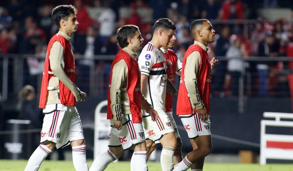 James Rodríguez con cabeza gacha tras fallar su penal en la serie de los cuartos de la Copa Sudamericana (Photo by Miguel Schincariol/Getty Images)