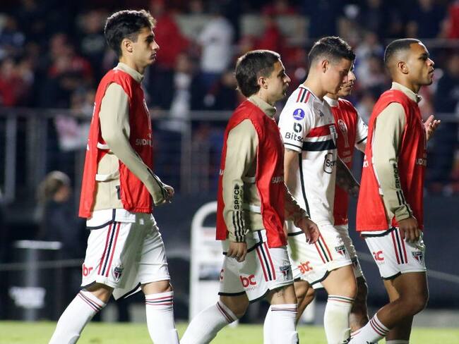 James Rodríguez con cabeza gacha tras fallar su penal en la serie de los cuartos de la Copa Sudamericana (Photo by Miguel Schincariol/Getty Images)