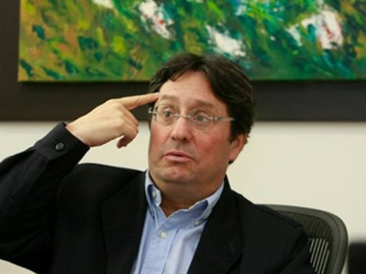 El fiscal es el porrista del presidente: Pacho Santos