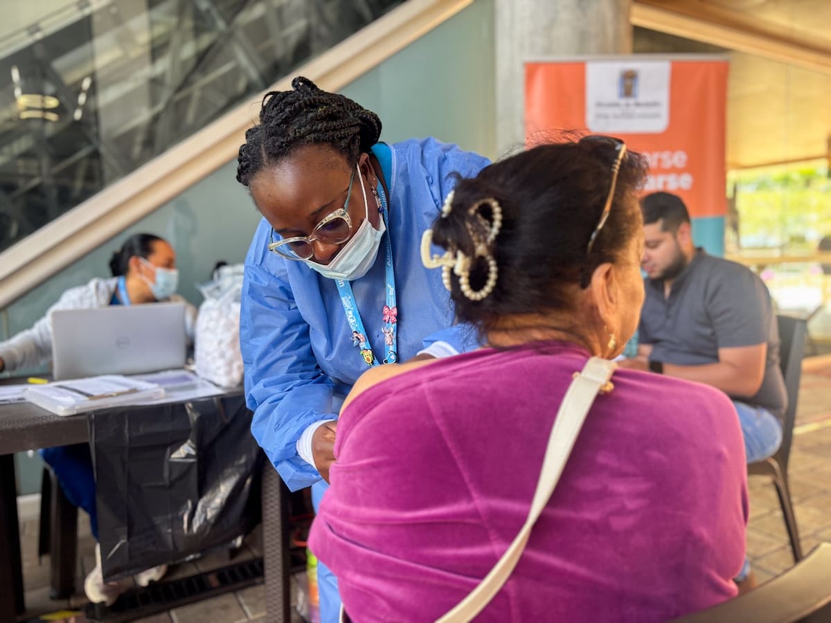 Intensificaron la vacunación en el sector turístico de Medellín para prevenir el sarampión