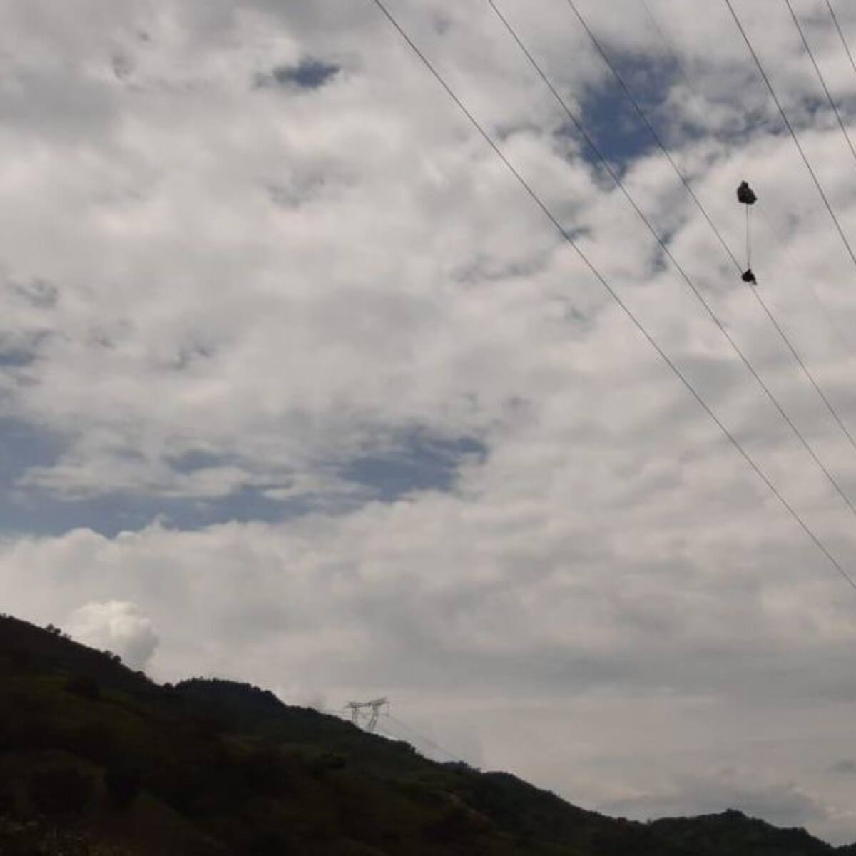 Paracaidista resultó enredado en cables de alta tensión al norte del Valle