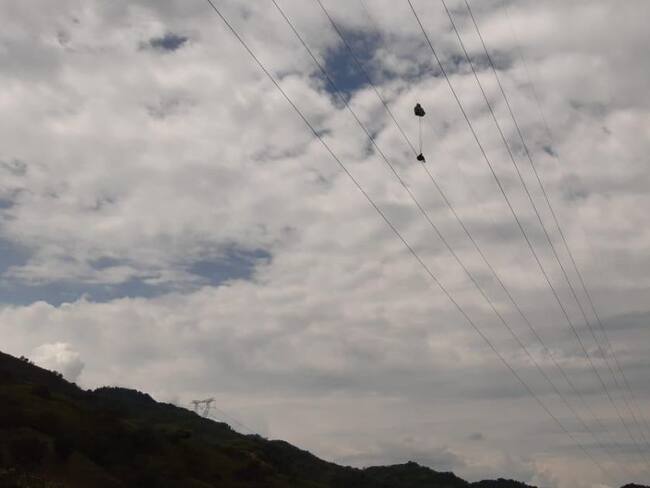 Paracaidista resultó enredado en cables de alta tensión al norte del Valle