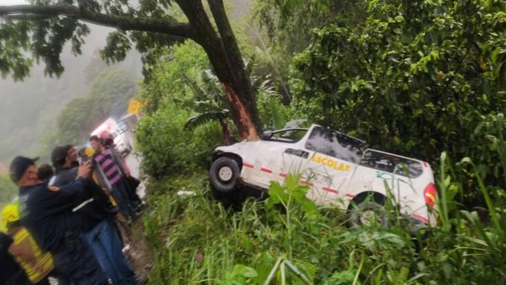 Accidente de buseta escolar deja siete heridos