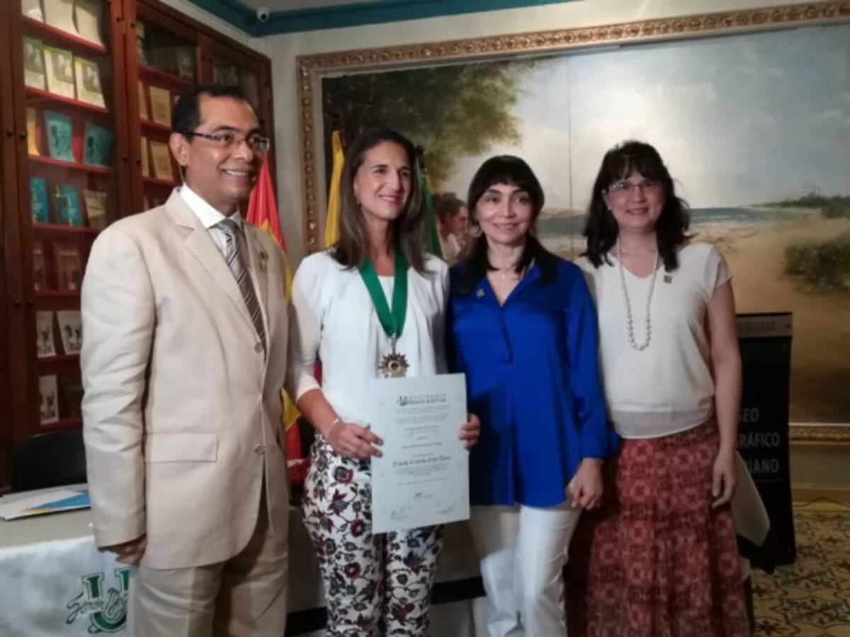 Yaneth Giha recibió máxima condecoración de la UniSimón