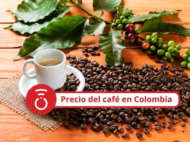 Taza blanca de café caliente sobre mesa de madera. Foto Getty Images