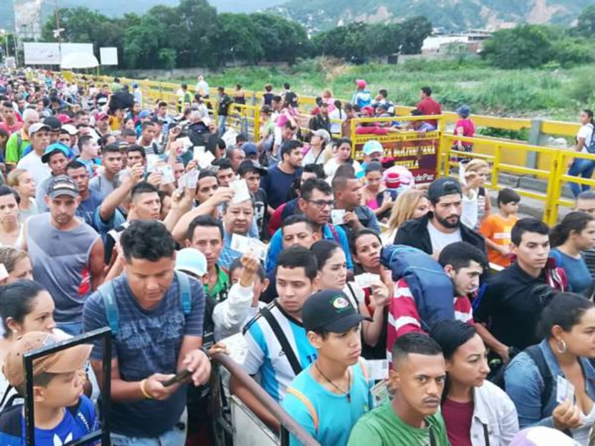 Miles de venezolanos llegan a Colombia antes del cierre de frontera