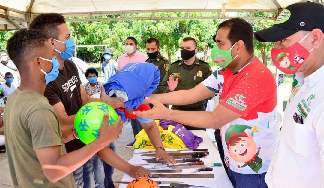 Entrega de armas jóvenes en riesgo en Magangué