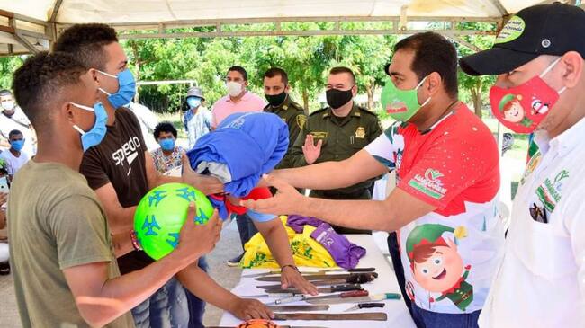 Entrega de armas jóvenes en riesgo en Magangué