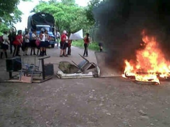 Estudiantes bloquean vías en Cúcuta por falta de transporte escolar