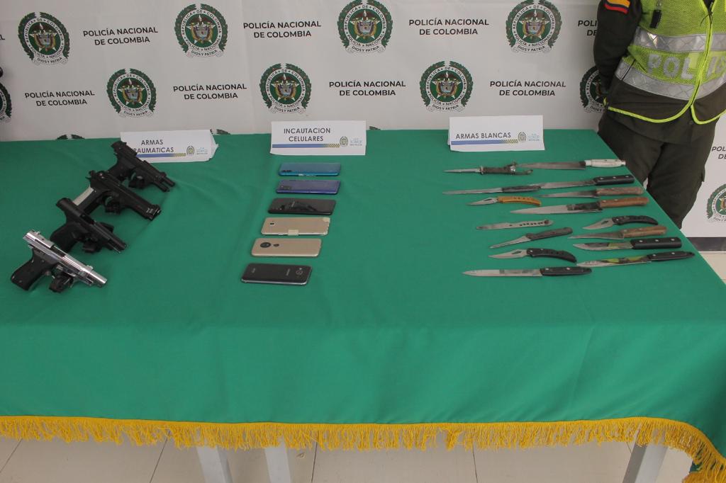 Se recuperaron 4 motocicletas y otros 2 teléfonos móviles, mientras que fueron incautadas 15 armas blancas, 4 armas traumáticas y otros 6 dispositivos celulares.