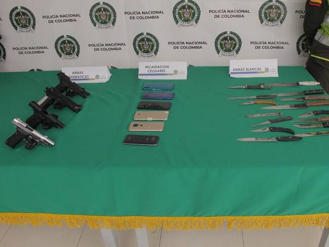Se recuperaron 4 motocicletas y otros 2 teléfonos móviles, mientras que fueron incautadas 15 armas blancas, 4 armas traumáticas y otros 6 dispositivos celulares.