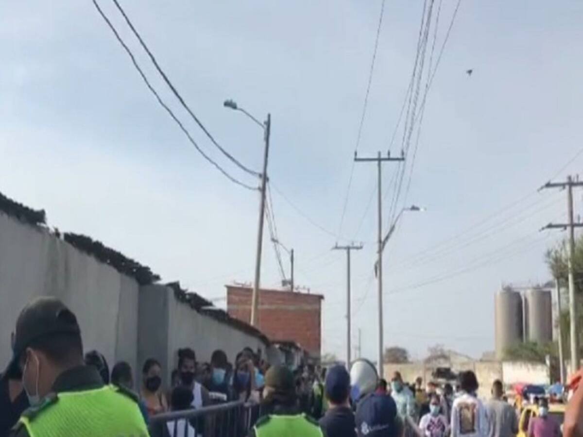 Largas filas para ingresar a la Plaza del Pescado en Barranquilla