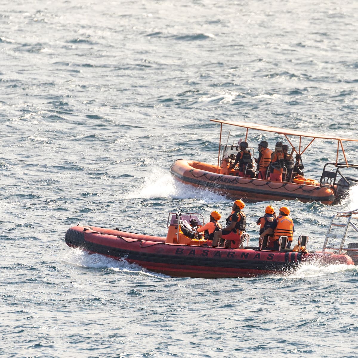 Un muerto y 102 rescatados tras incidente de ferry con 243 personas a bordo en Indonesia