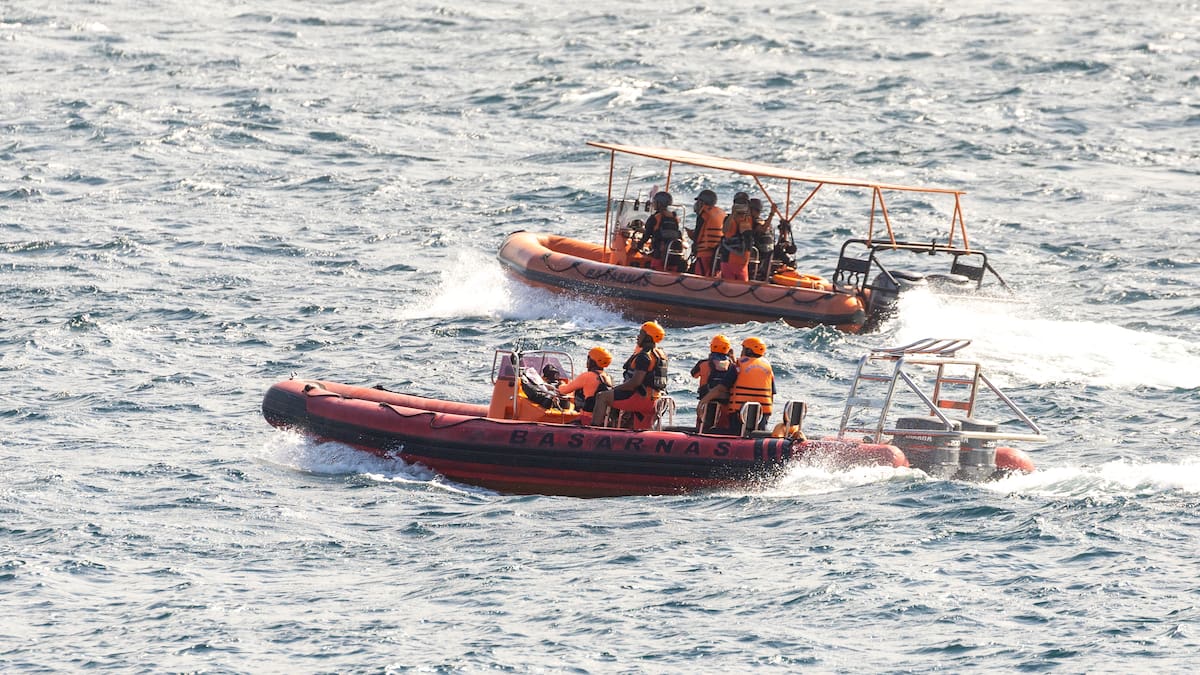 Un muerto y 102 rescatados tras incidente de ferry con 243 personas a bordo en Indonesia