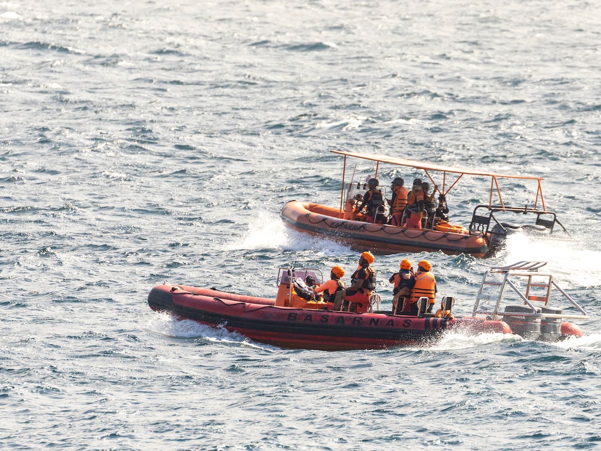 Un muerto y 102 rescatados tras incidente de ferry con 243 personas a bordo en Indonesia