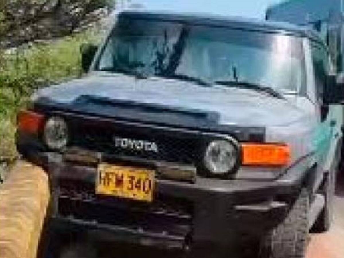 Camioneta por poco cae del Puente Román tras chocar con barandas