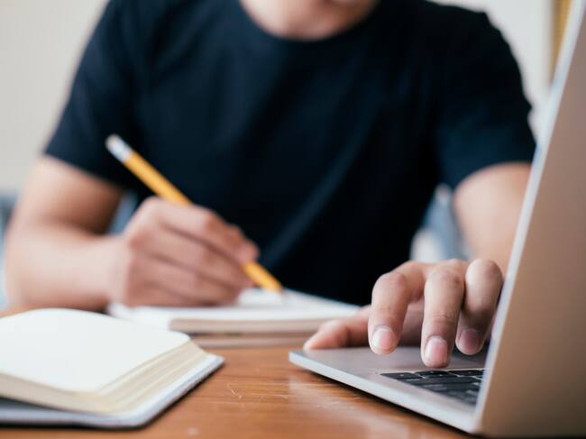 Imagen de referencia de un estudiantes. Foto: Getty Images / Cavan Images