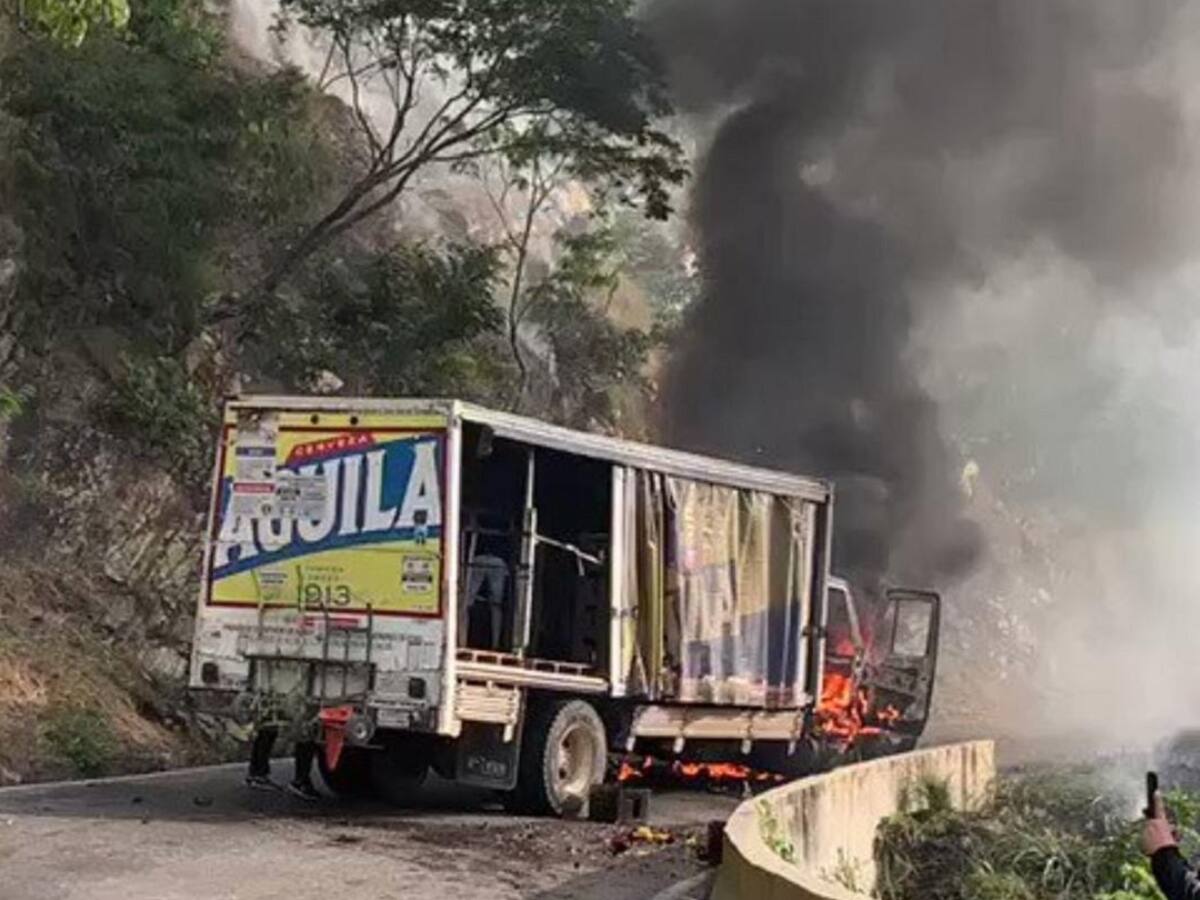 Grupo armado prendió fuego a camión transportador de cerveza en Cesar