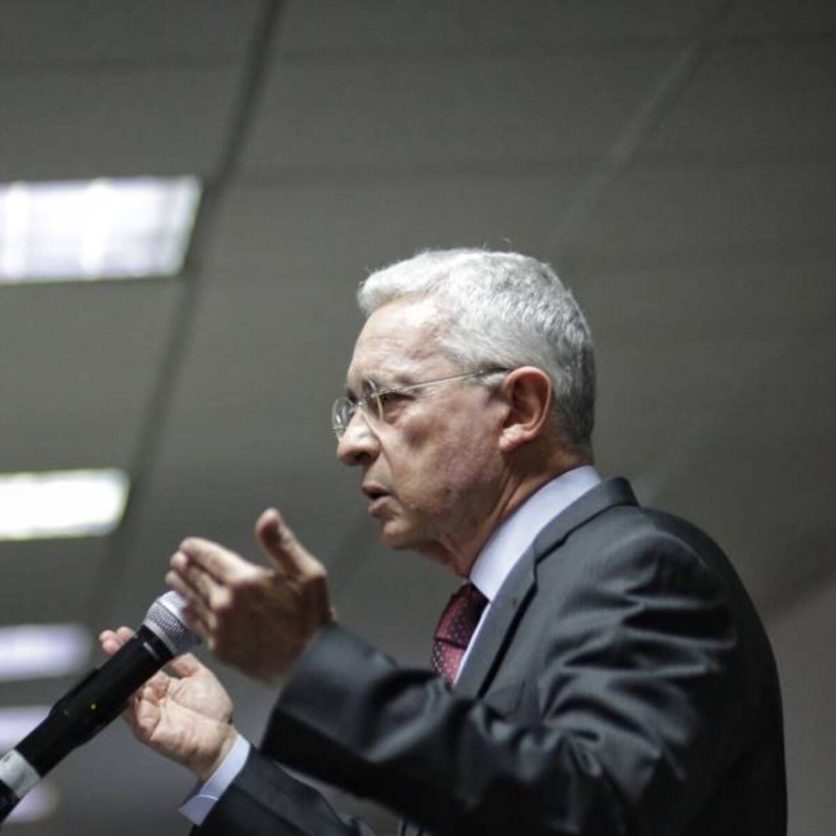 "Petro es tan solapado como Santos": Uribe tras acusaciones al Centro Democrático