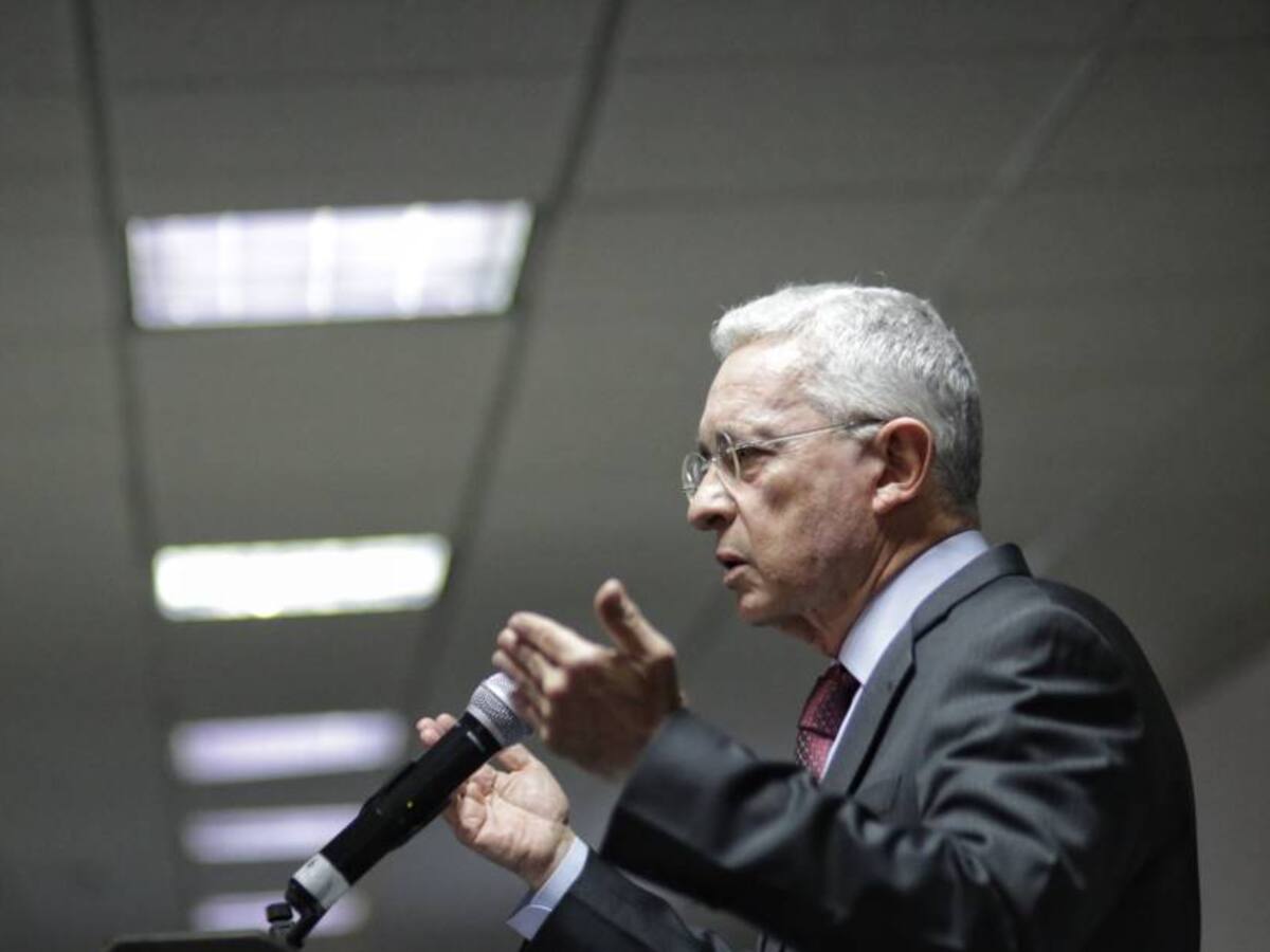 "Petro es tan solapado como Santos": Uribe tras acusaciones al Centro Democrático