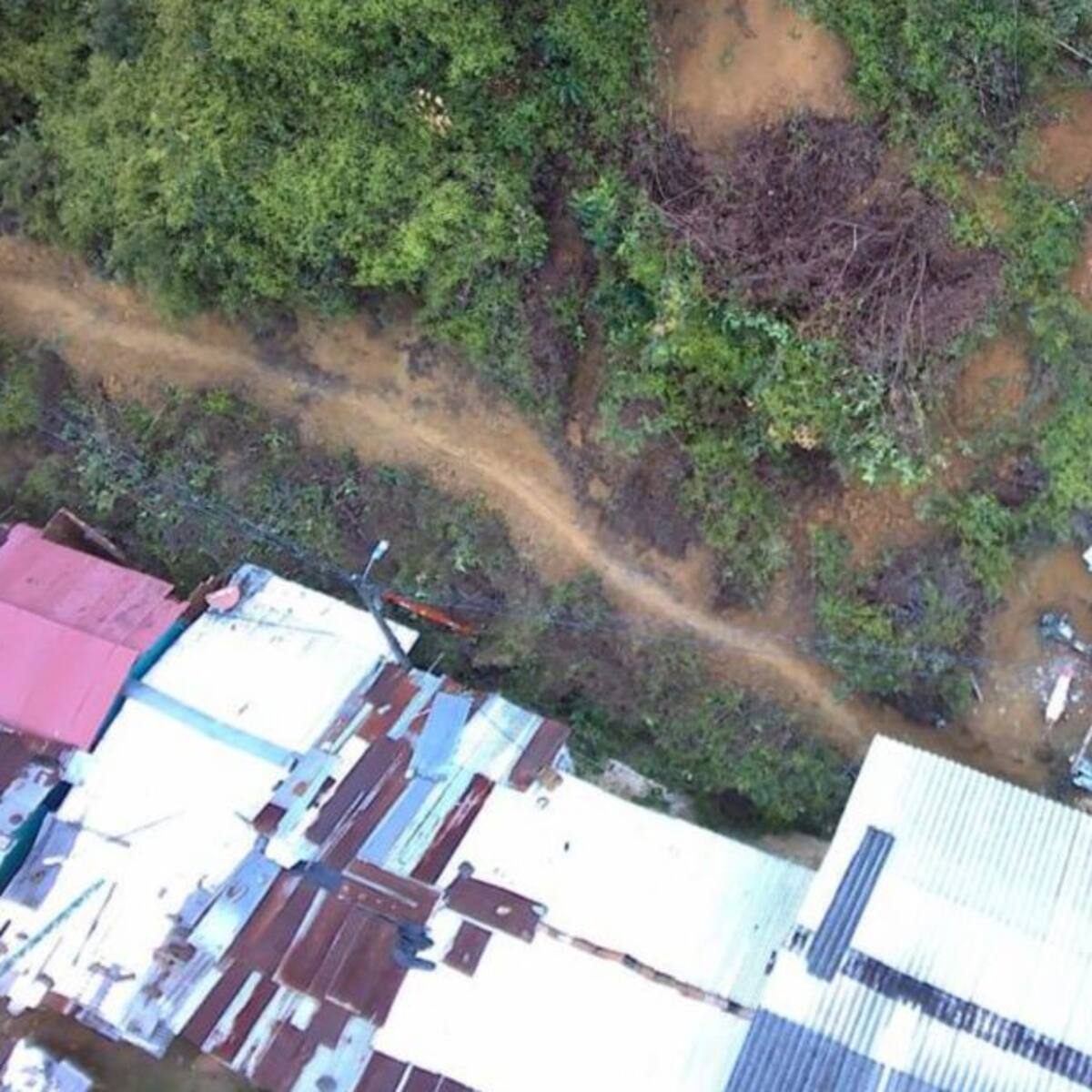 Derrumbe en Caldas dejó 16 viviendas en riesgo y 50 personas afectadas