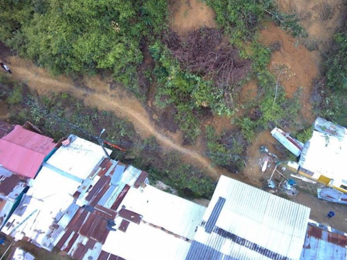 Derrumbe en Caldas dejó 16 viviendas en riesgo y 50 personas afectadas