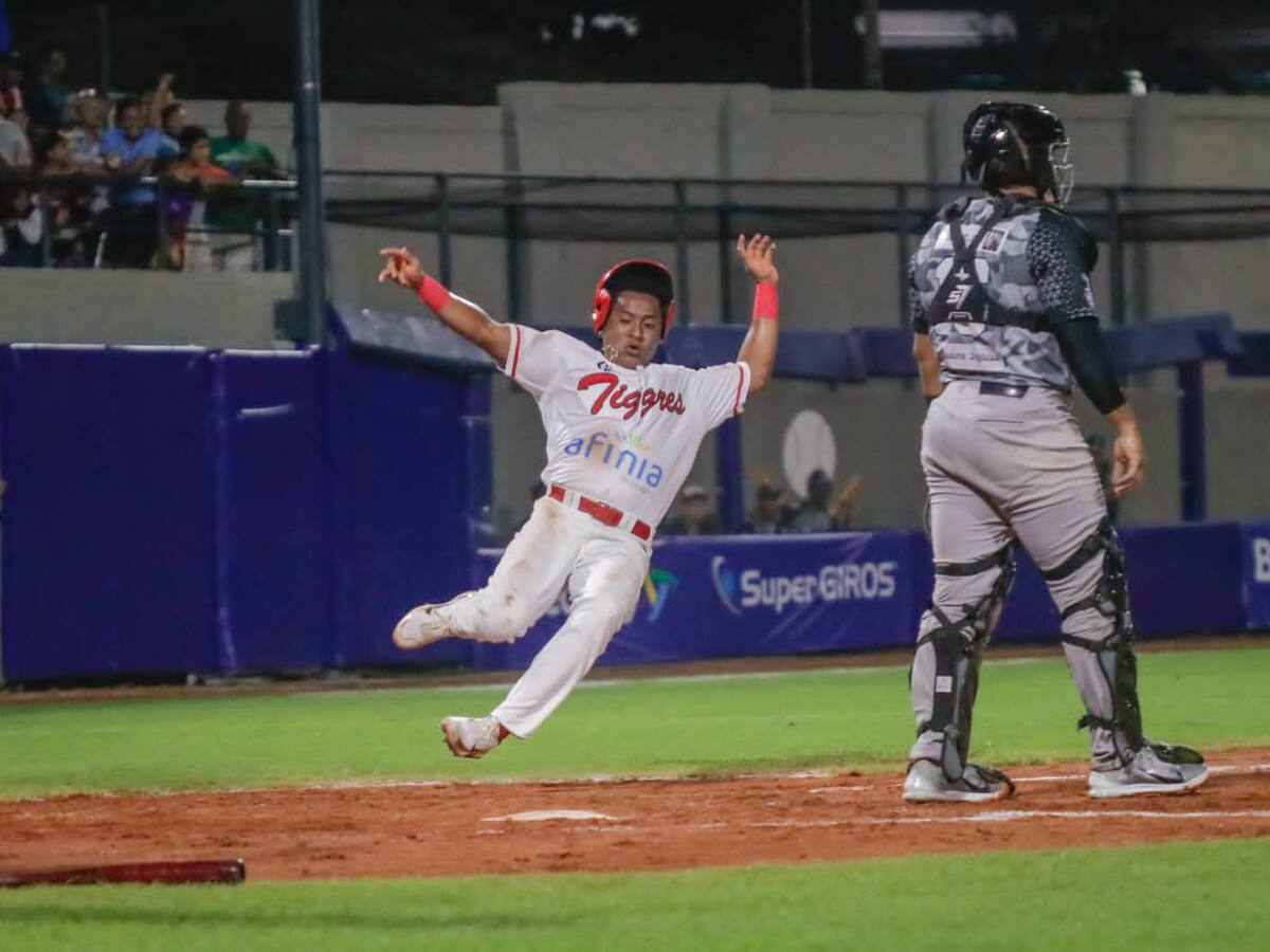 Palo y más palo se dieron Caimanes y Tigres en el estadio 11 de Noviembre