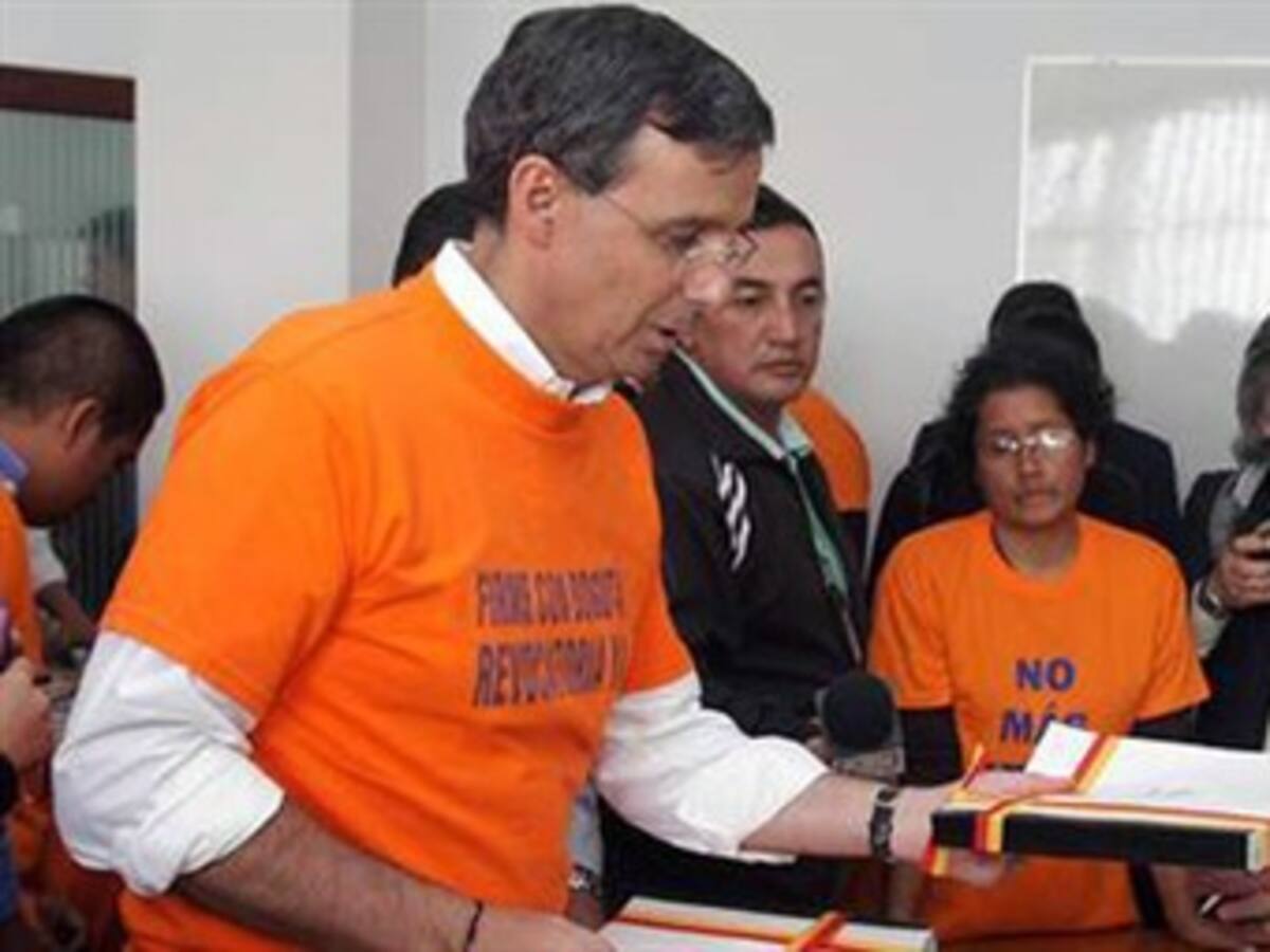 Denuncian que exfuncionario de Petro tiene acceso a firmas del referendo revocatorio
