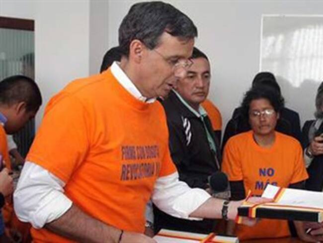 Denuncian que exfuncionario de Petro tiene acceso a firmas del referendo revocatorio