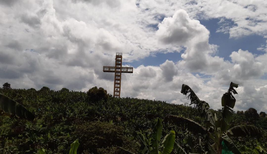 Nuevo atractivo turístico en el Quindío, enorme cruz mirador ubicada en el centro recreacional las bailarinas