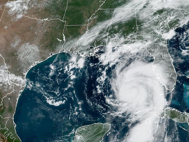 USA8651. MIAMI (FL, EEUU), 29/08/2023.- Fotografía satelital cedida por la Oficina Nacional de Administración Oceánica y Atmosférica (NOAA) a través del Centro Nacional de Huracanes (NHC) de Estados Unidos donde se muestra la localización de la tormenta tropical Idalia en el Golfo de México. Más de 1,6 millones de personas tienen órdenes de evacuar sus residencias en Florida ante la cercanía del huracán Idalia que, según los meteorólogos, tocará tierra en el noroeste del estado con vientos de categoría 3 (a partir de 111 millas por hora o 178 kilómetros por hora) este miércoles. EFE/NOAA-NHC /SOLO USO EDITORIAL /NO VENTAS /SOLO DISPONIBLE PARA ILUSTRAR LA NOTICIA QUE ACOMPAÑA /CRÉDITO OBLIGATORIO