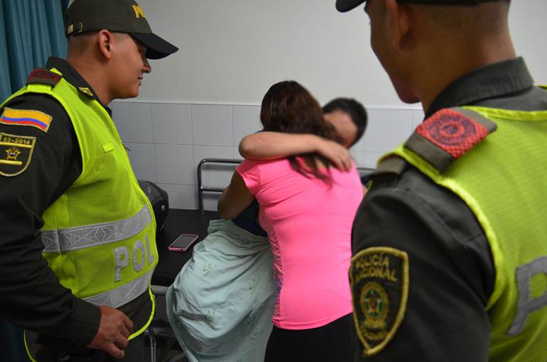El niño se rencontró con su madre después de ser rescatado por la Policía.