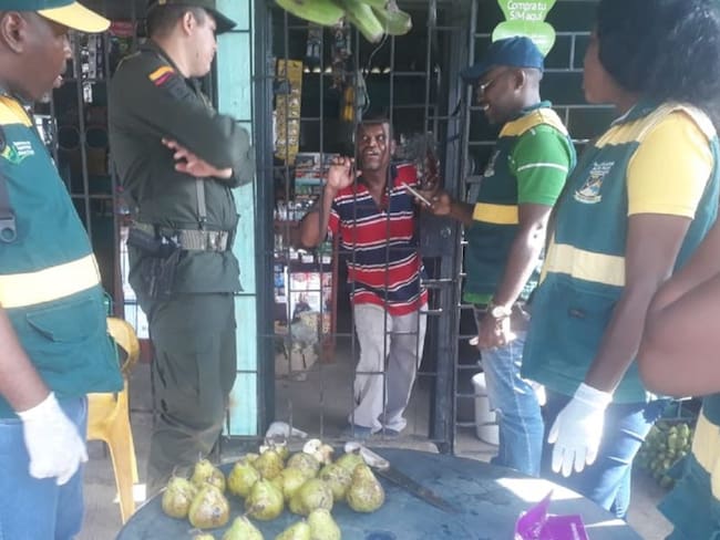 Alerta en Buenaventura por importación de peras en mal estado