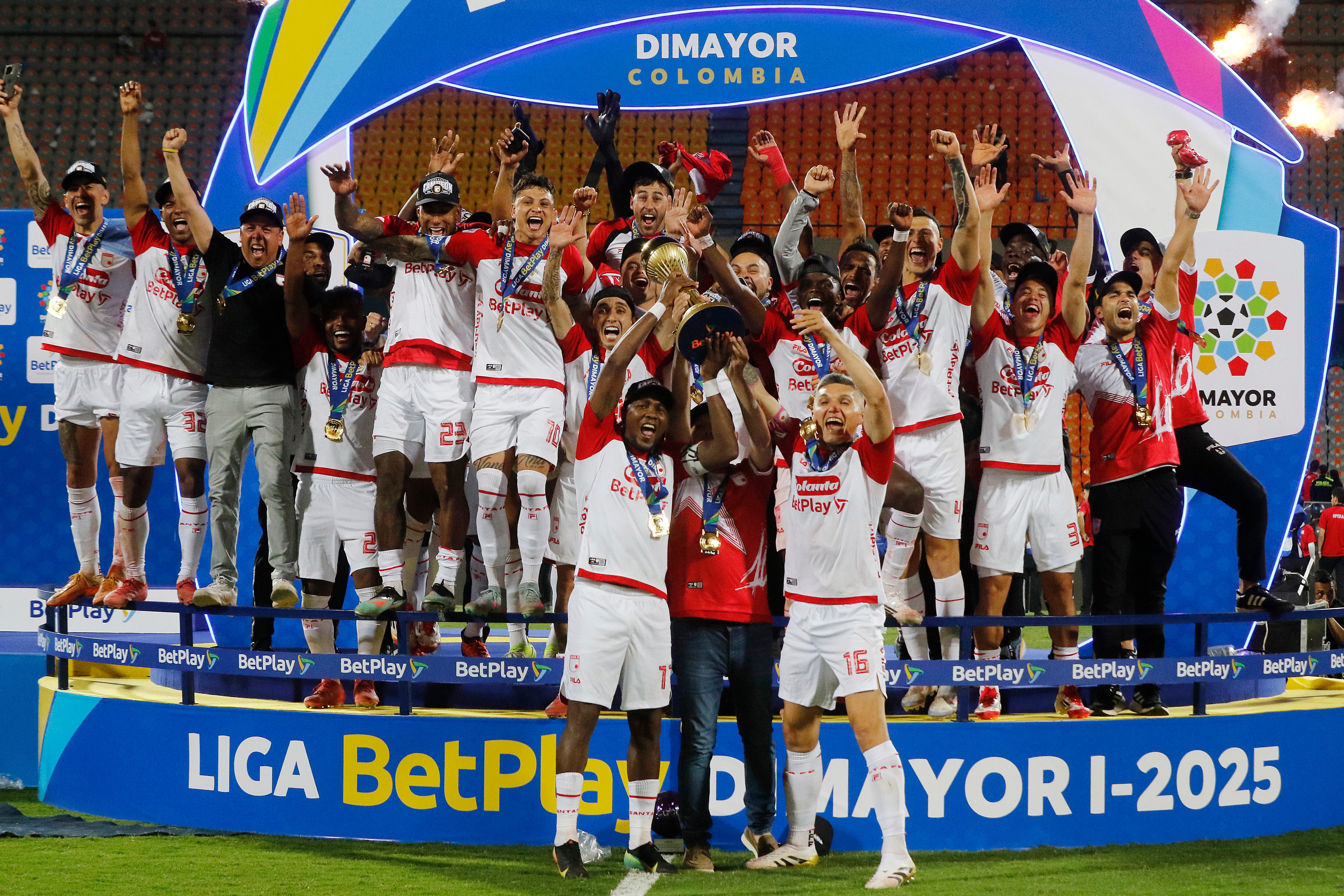 AME9778. MEDELLÍN (COLOMBIA), 29/06/2025.- Jugadores de Santa Fe celebran tras ganar el título de la Liga Colombiana este domingo, en el partido de vuelta de la final del la liga colombiana entre Deportivo Independiente Medellín e Independiente Santa Fe en el estadio Atanasio Girardot en Medellín (Colombia). EFE/ STR