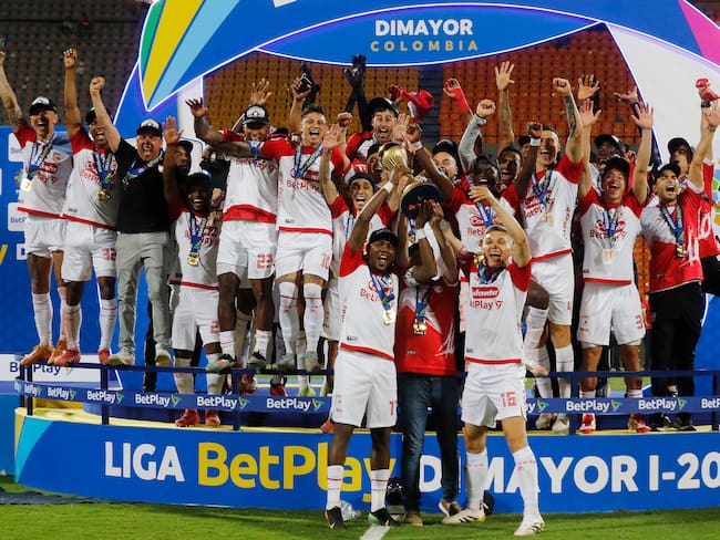 AME9778. MEDELLÍN (COLOMBIA), 29/06/2025.- Jugadores de Santa Fe celebran tras ganar el título de la Liga Colombiana este domingo, en el partido de vuelta de la final del la liga colombiana entre Deportivo Independiente Medellín e Independiente Santa Fe en el estadio Atanasio Girardot en Medellín (Colombia). EFE/ STR