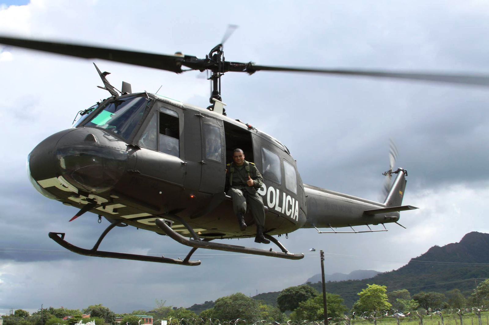 Alexander Ruíz Bertel: Una voz inquebrantable de la Policía Nacional que ha conquistado el mundo