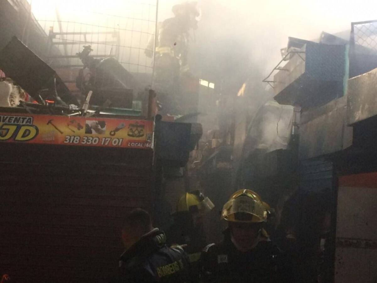 Video: Incendio en el mercado de las pulgas