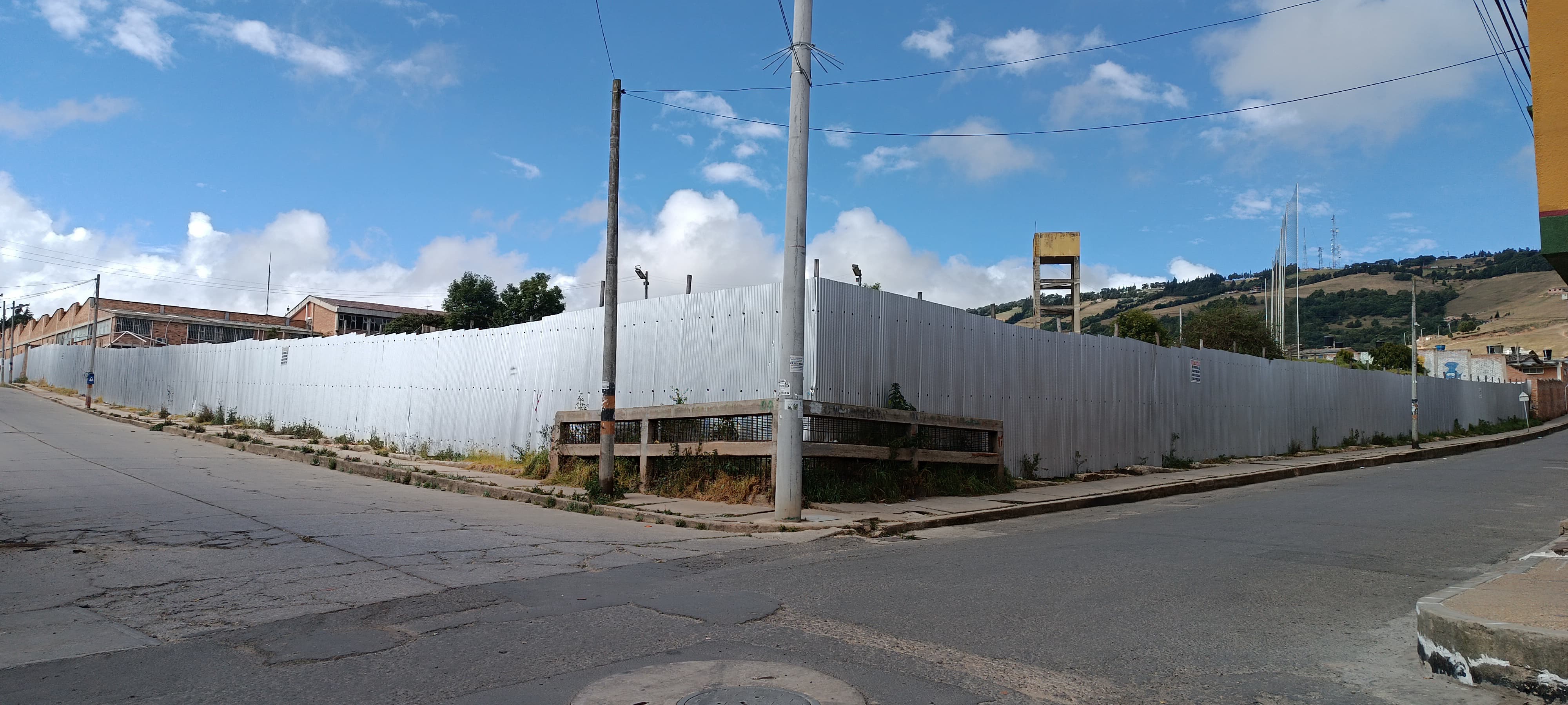 El muro en el colegio Inem Carlos Arturo Torres de Tunja, se desplomó en el mes de septiembre de 2022 / Foto: Caracol Radio.