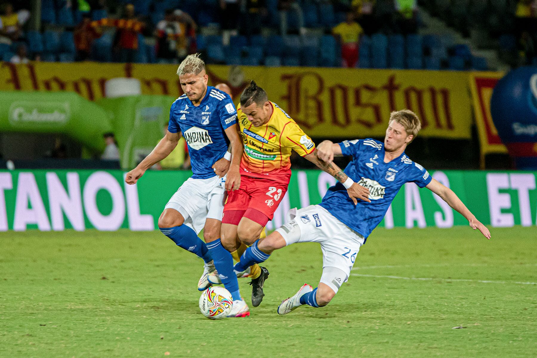 Larry Vásquez y Andrés Llinás disputan un balón con Leonardo Castro, hoy jugador de Millonarios también. (Colprensa-Juan Sebastián Henao)