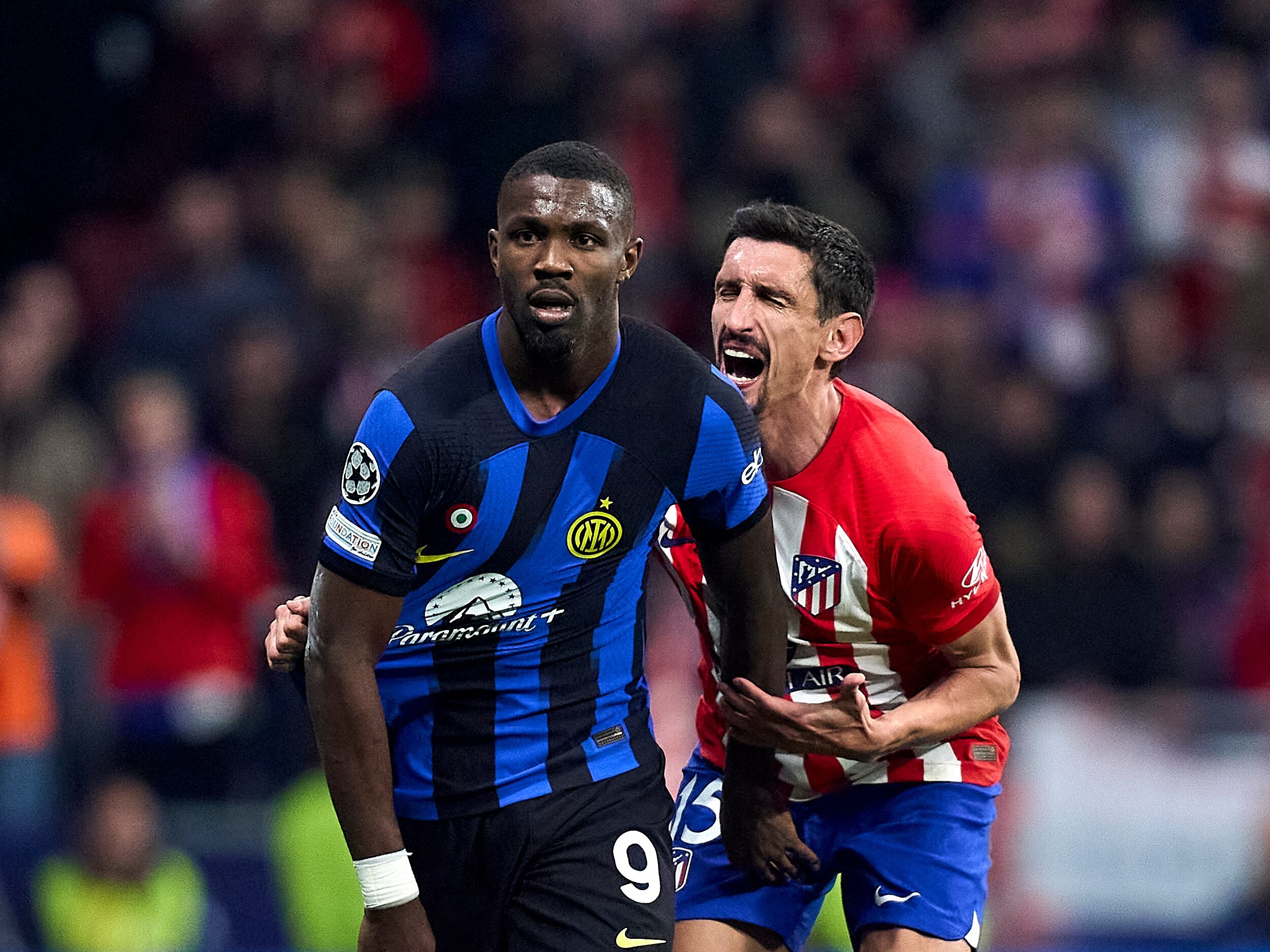 Marcus Thuram agrede a Stefan Savic en pleno partido de Champions. (Photo by Diego Souto/Getty Images)