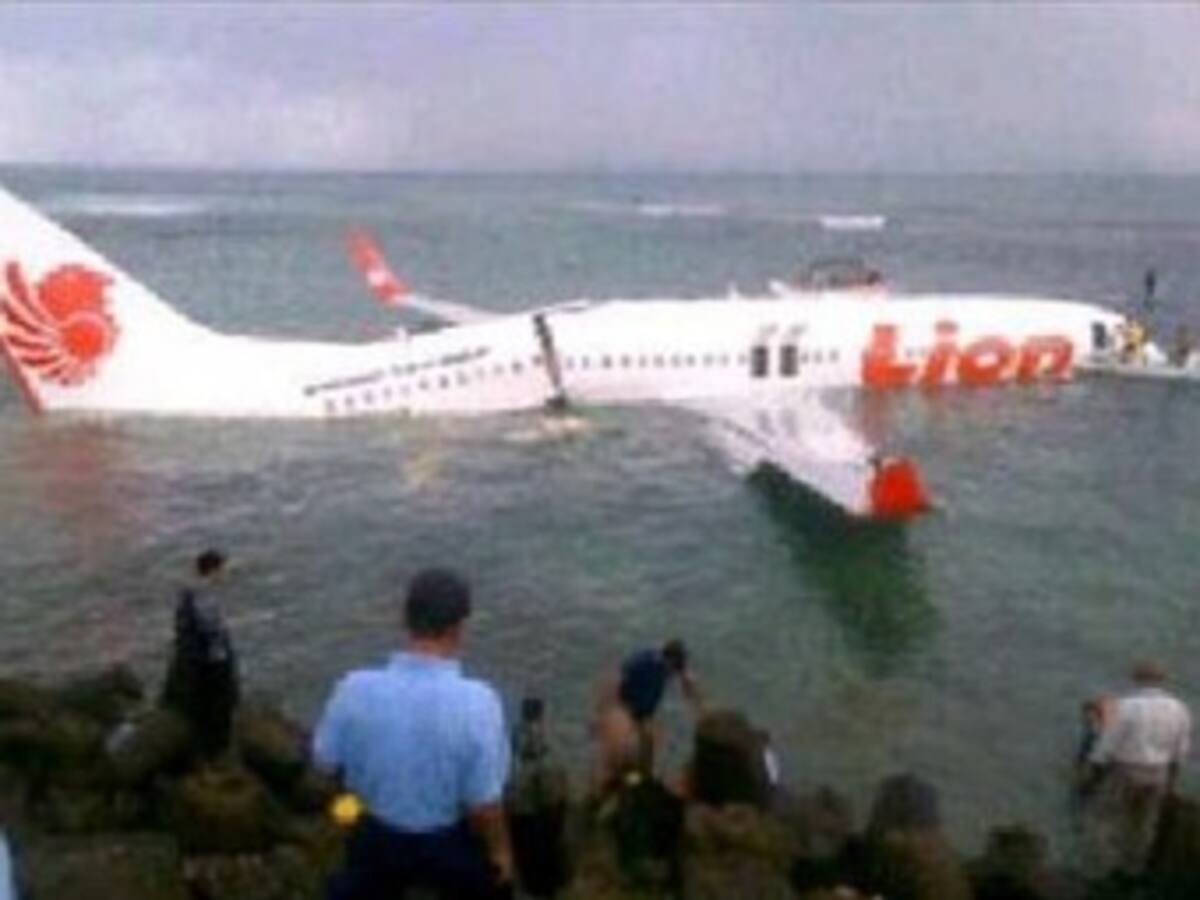 Avión con 108 pasajeros cae al mar de Indonesia sin causar víctimas