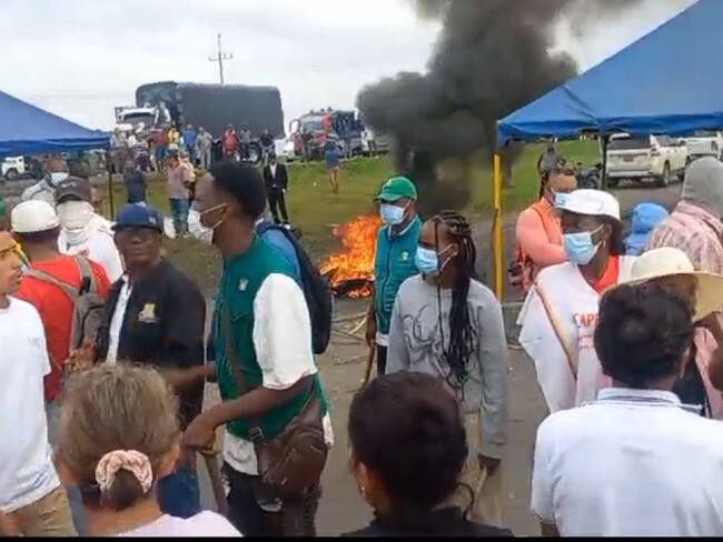 Comunidades bloquean la vía Panamericana entre Cauca y Valle