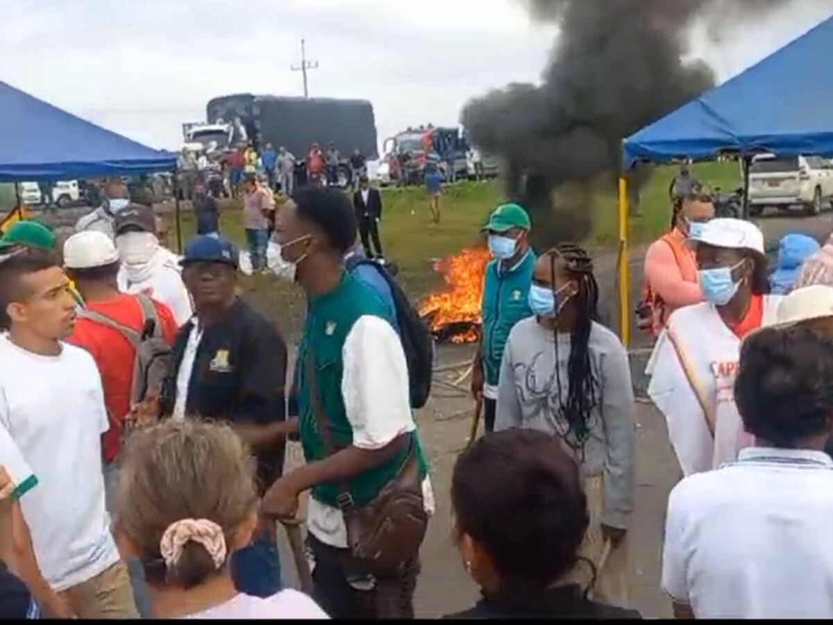 Comunidades bloquean la vía Panamericana entre Cauca y Valle