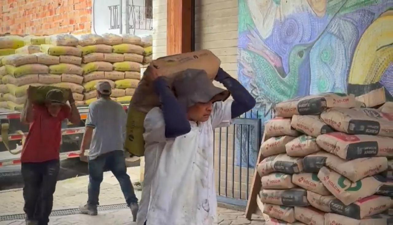 Entrega de materiales para la reconstrucción de viviendas afectadas por el terremoto en Antioquia. Foto: Gobernación de Antioquia.