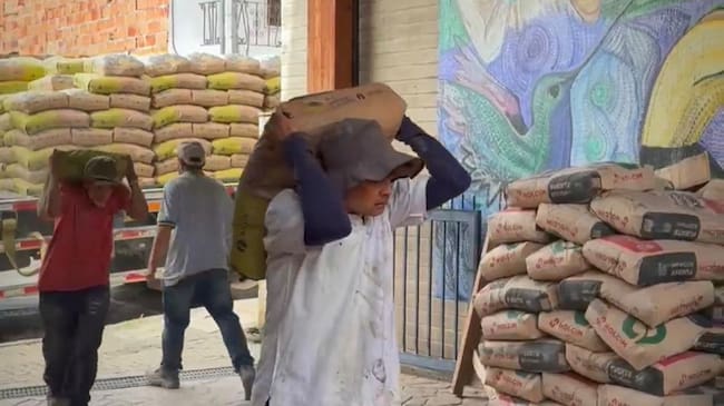 Entrega de materiales para la reconstrucción de viviendas afectadas por el terremoto en Antioquia. Foto: Gobernación de Antioquia.
