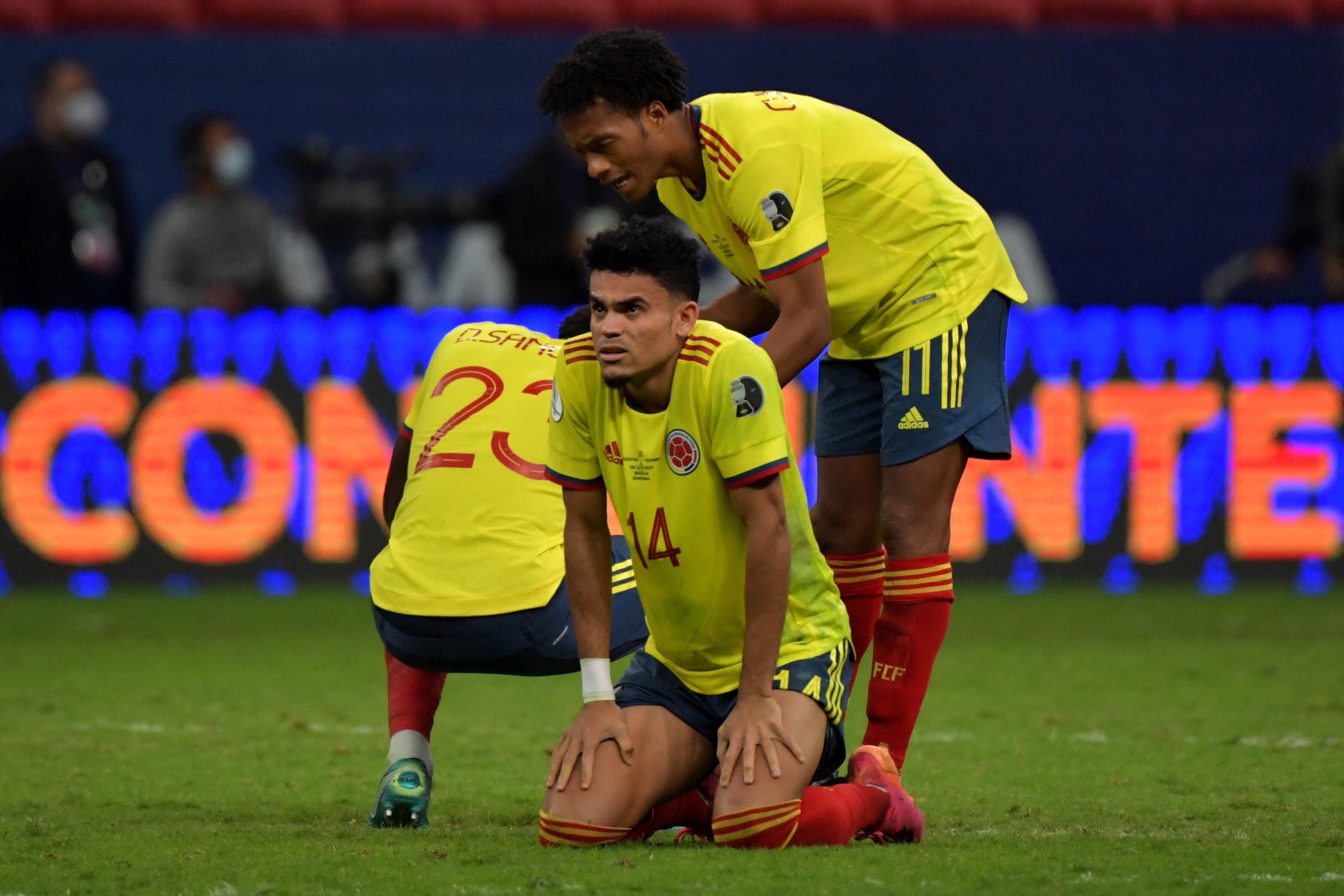 Juan Cuadrado y Luis Díaz en Selección Colombia. (Photo by NELSON ALMEIDA / AFP) (Photo by NELSON ALMEIDA/AFP via Getty Images)